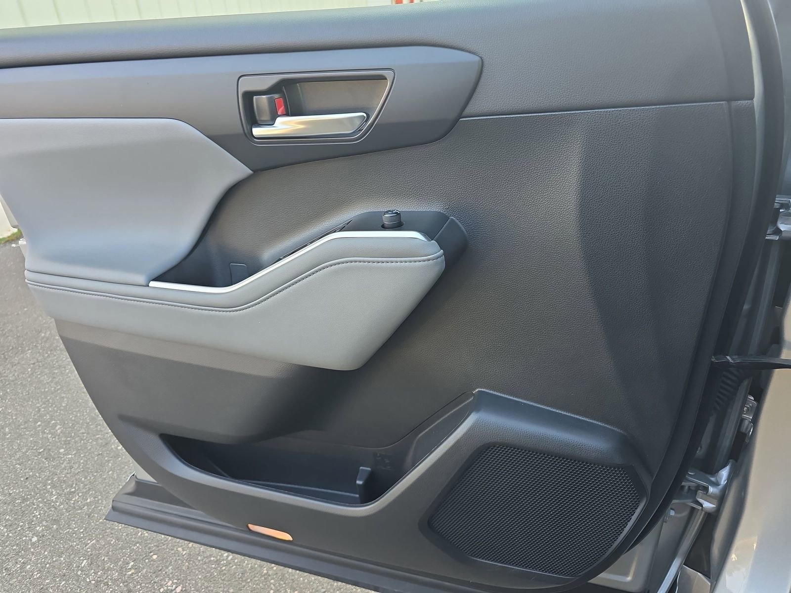 Used 2023 Toyota Highlander XLE image 36