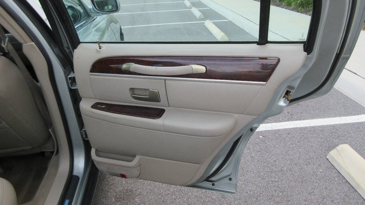 Used 2007 Lincoln Town Car Signature RWD image 21