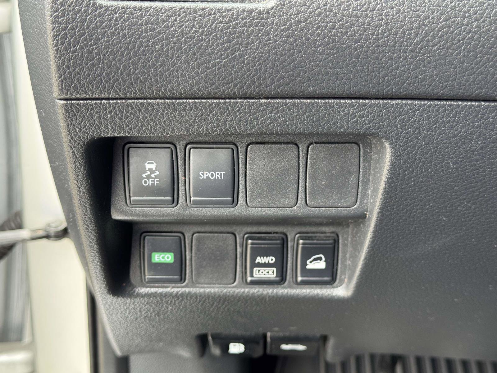 Used 2015 Nissan Rogue SV AWD/4WD image 18