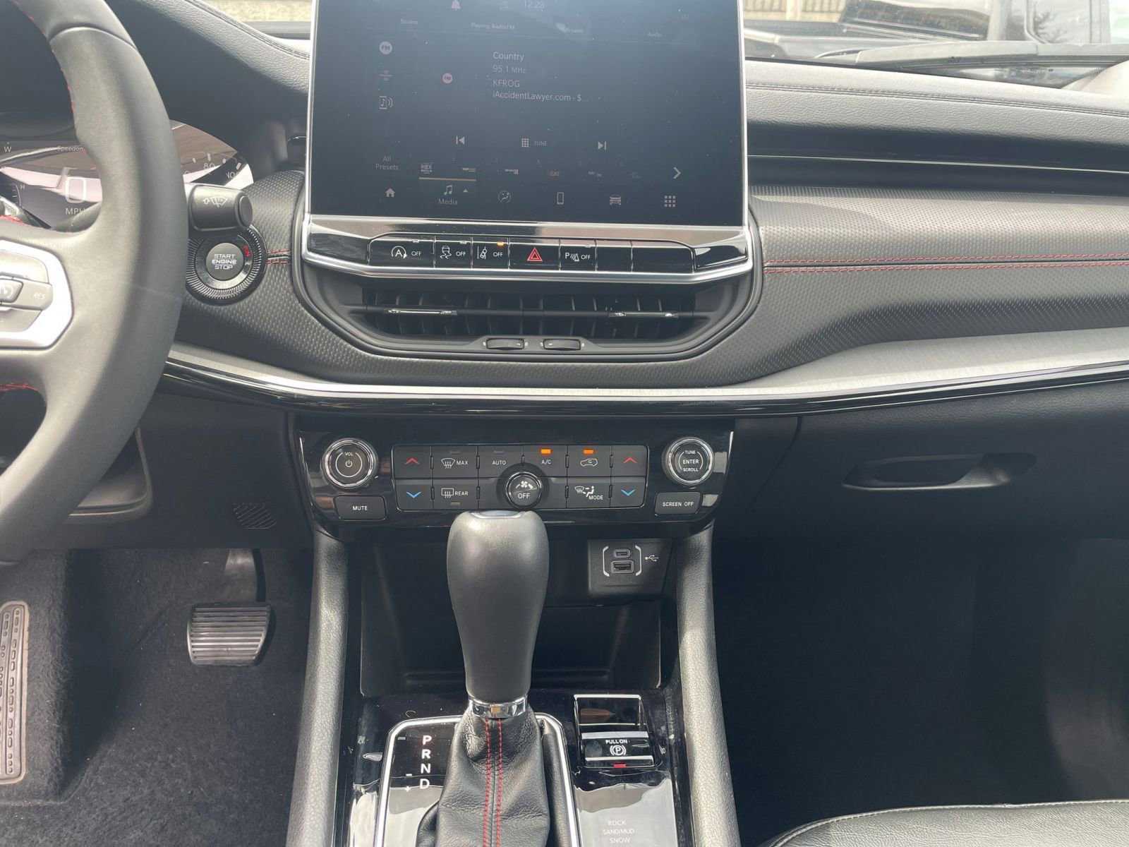 Used 2025 Jeep Compass Trailhawk AWD/4WD image 17