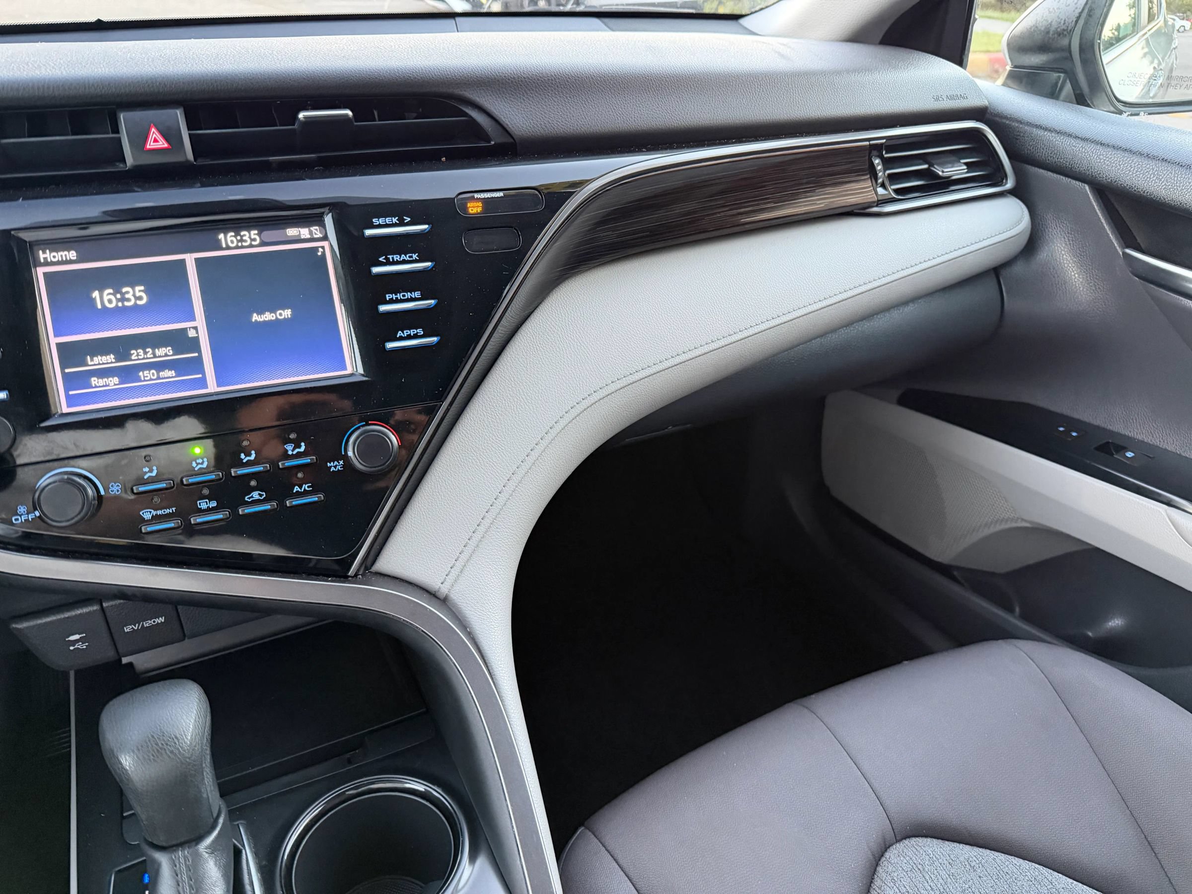 Used 2019 Toyota Camry LE FWD image 29
