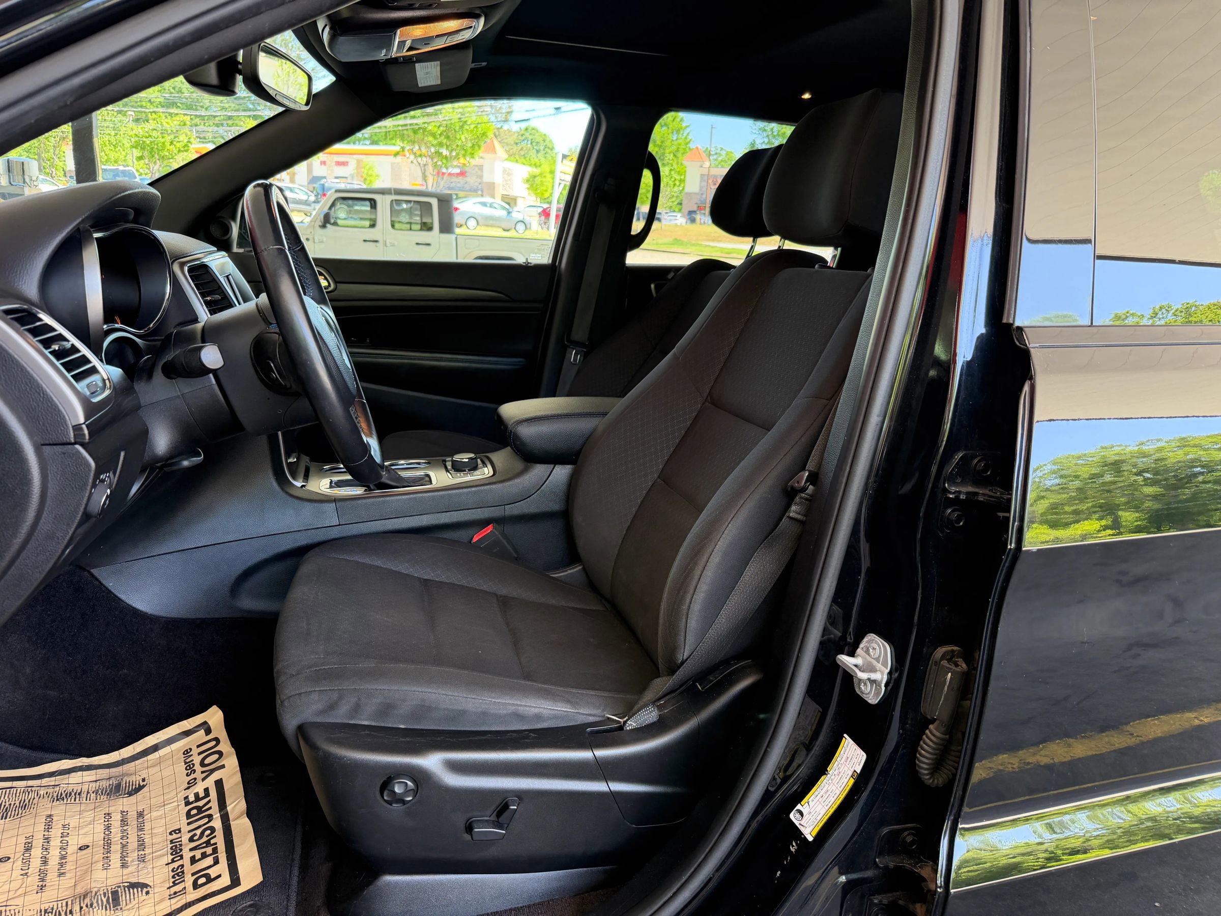 Used 2019 Jeep Grand Cherokee Laredo AWD/4WD image 9