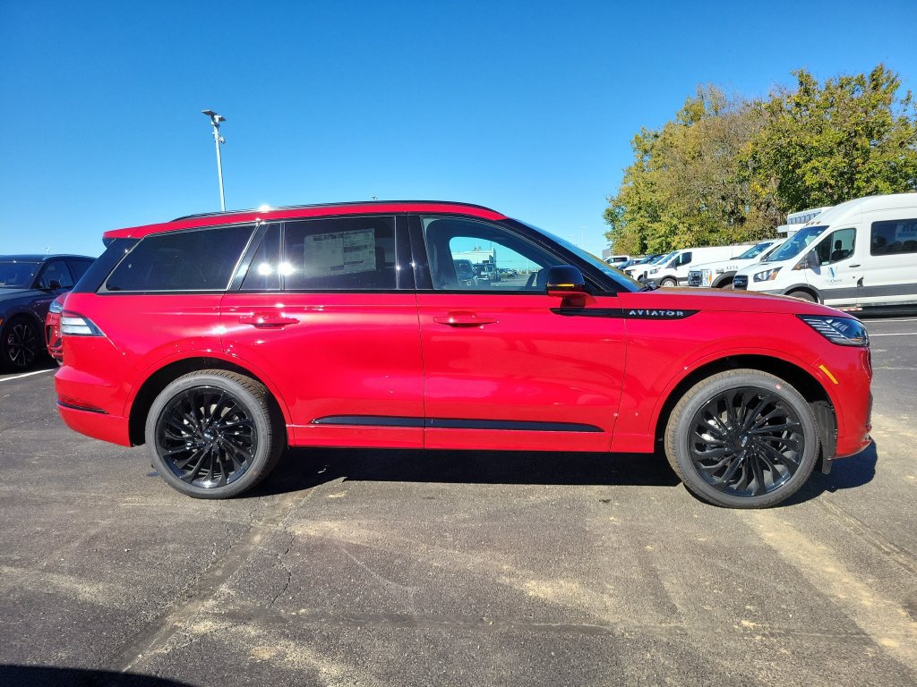 New 2026 Lincoln Aviator Reserve w/ Jet Appearance Package AWD/4WD image 3