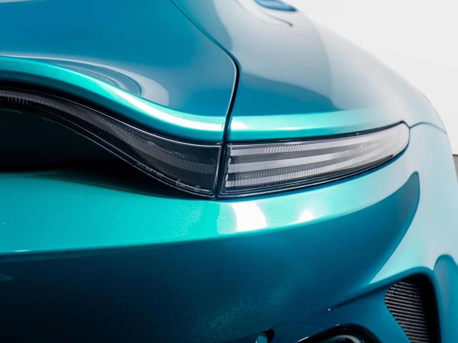 Used 2025 Aston Martin V8 Vantage Coupe image 13