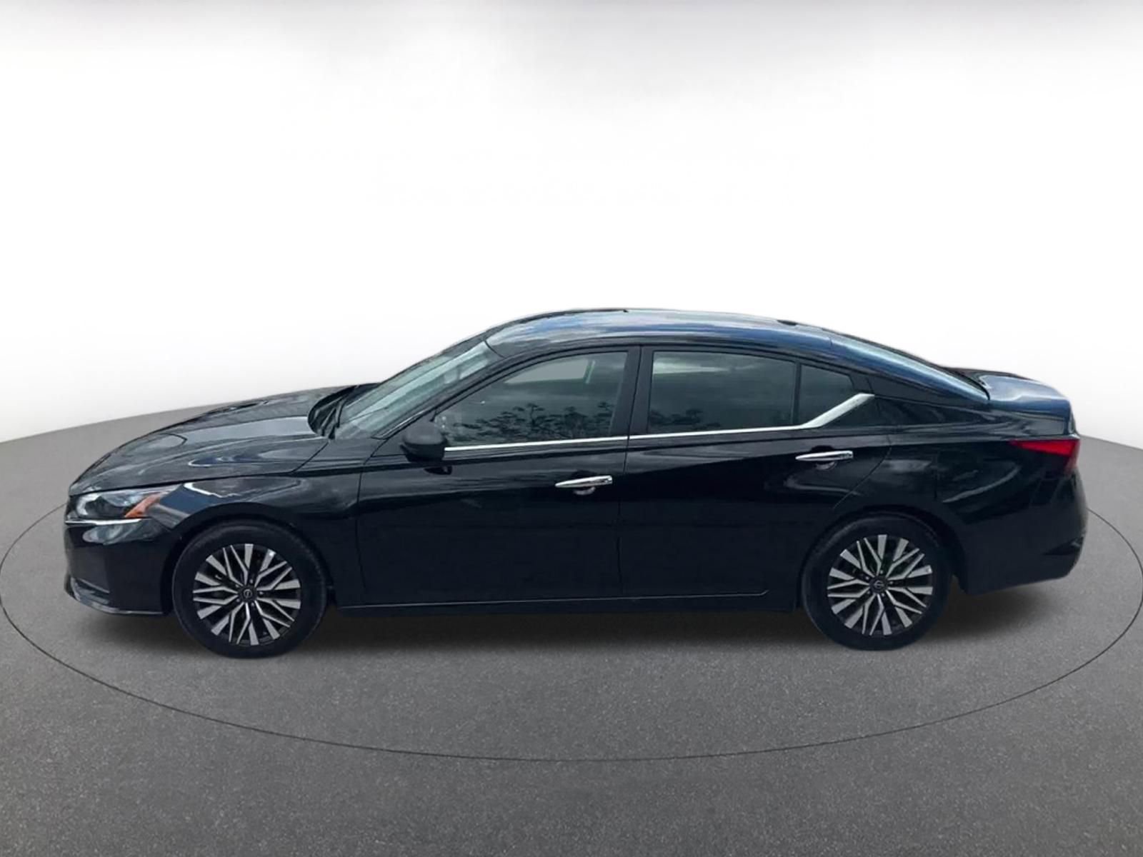 Used 2025 Nissan Altima 2.5 SV image 9