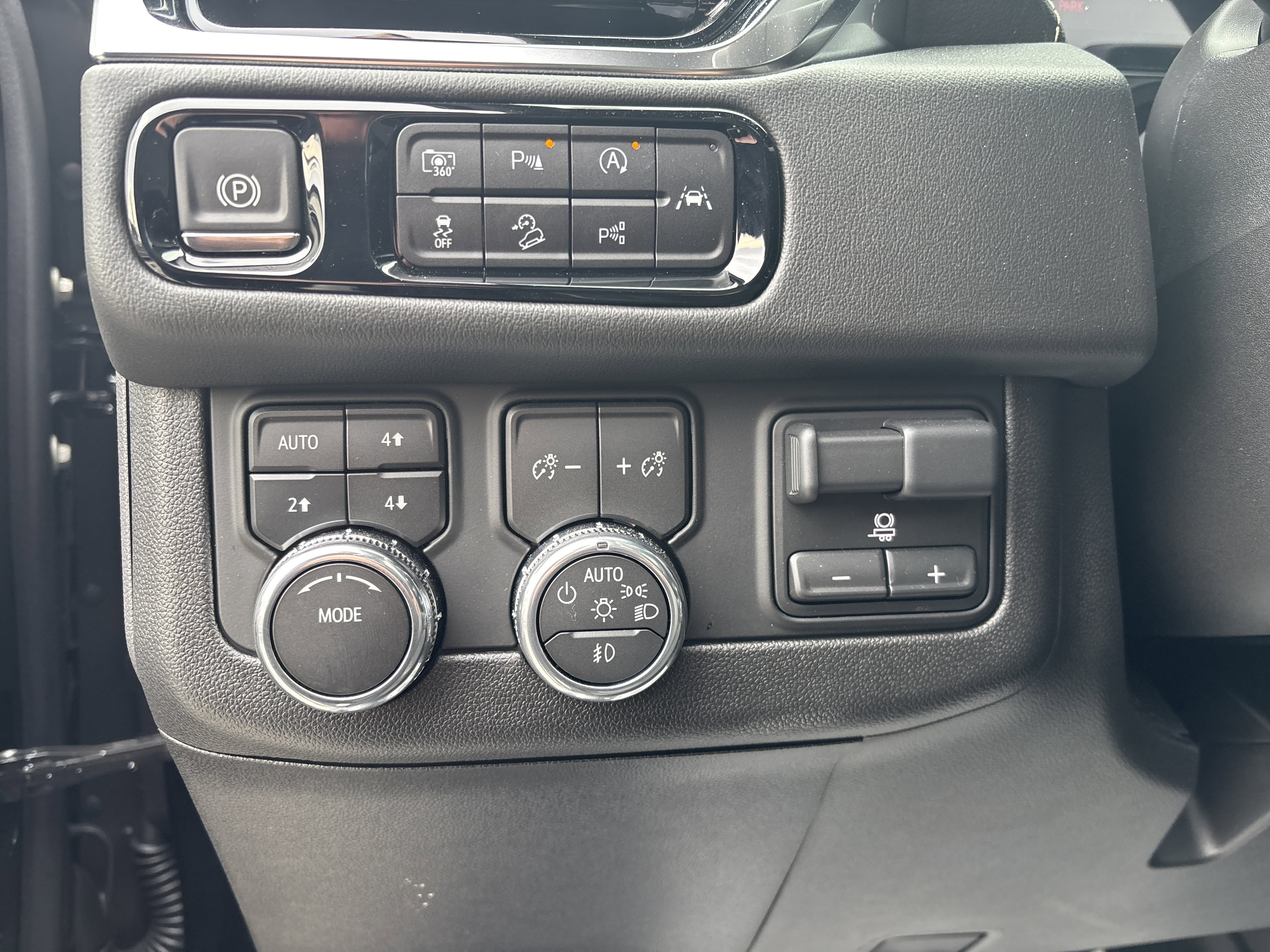 Used 2025 GMC Yukon Elevation w/ Elevation Premium Package image 24