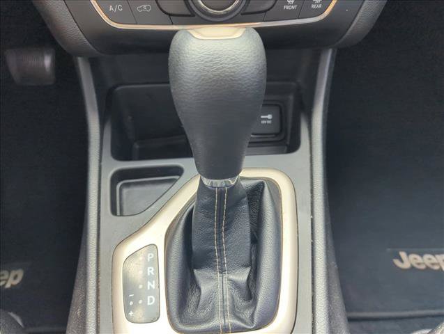 Used 2017 Jeep Cherokee Latitude FWD image 12