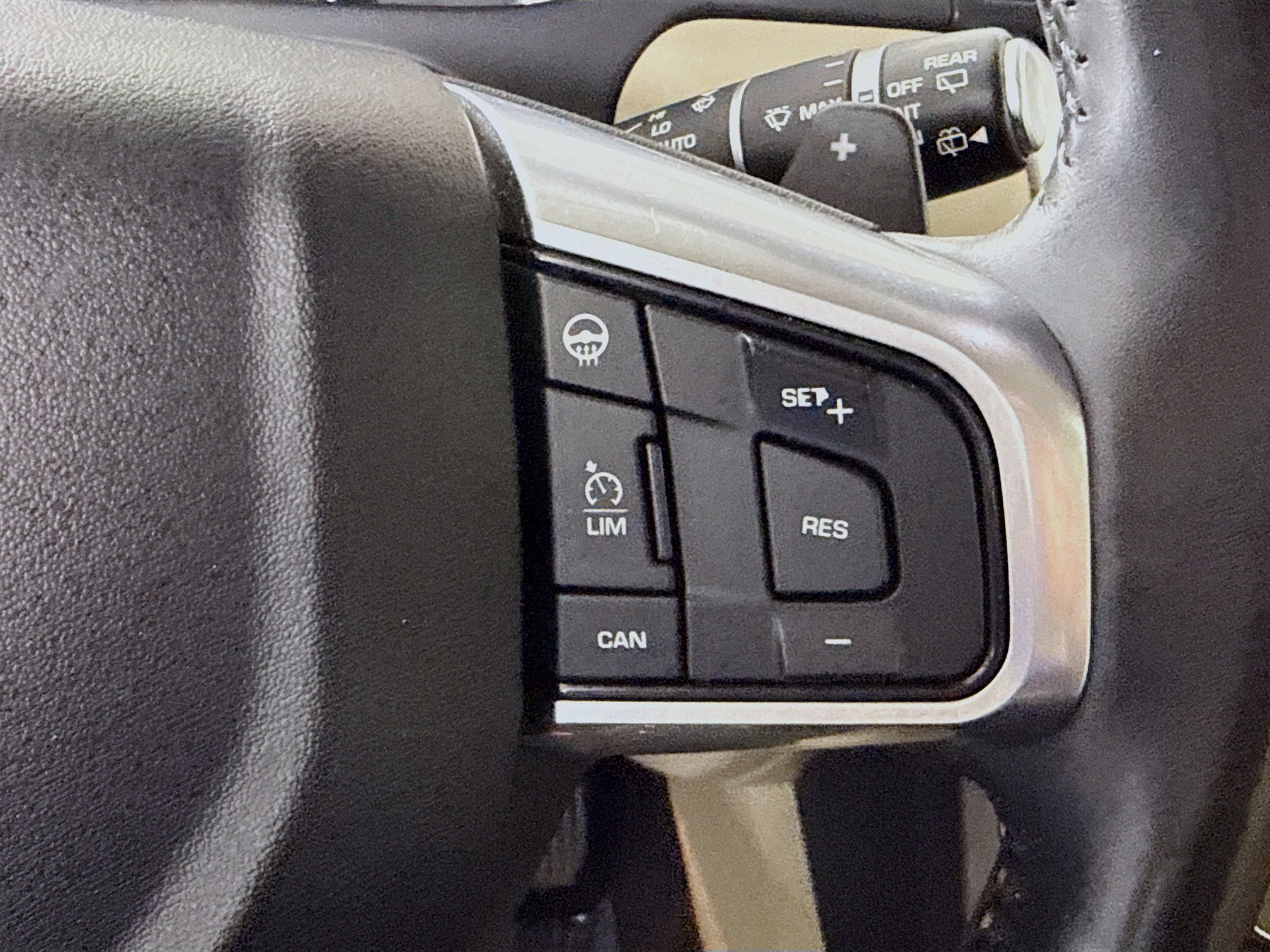 Used 2018 Land Rover Discovery Sport HSE image 15