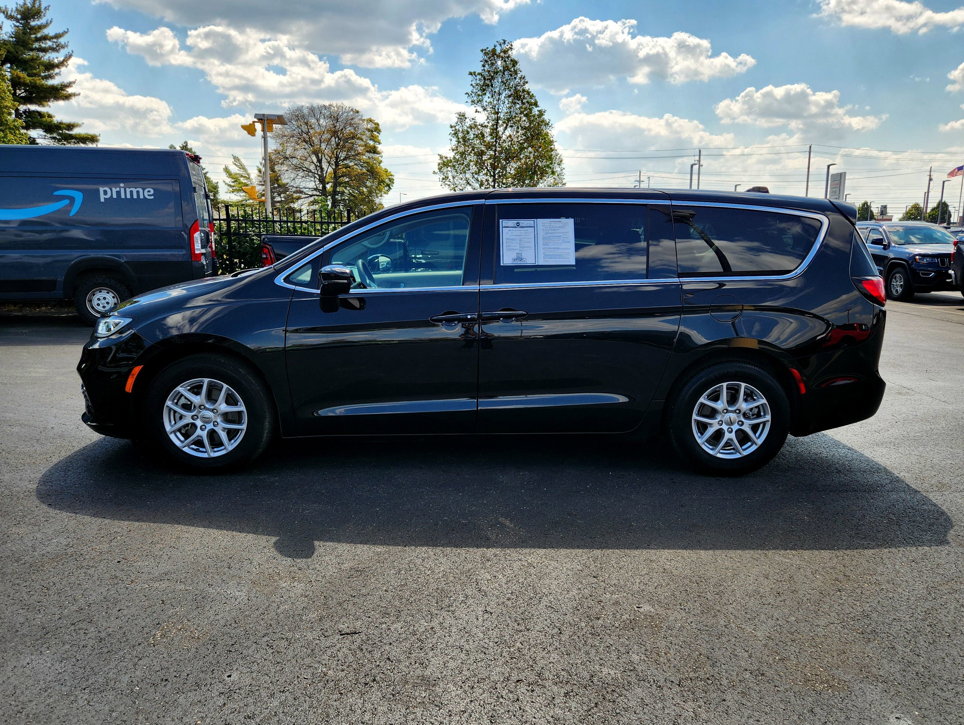 Used 2024 Chrysler Pacifica Touring-L image 5