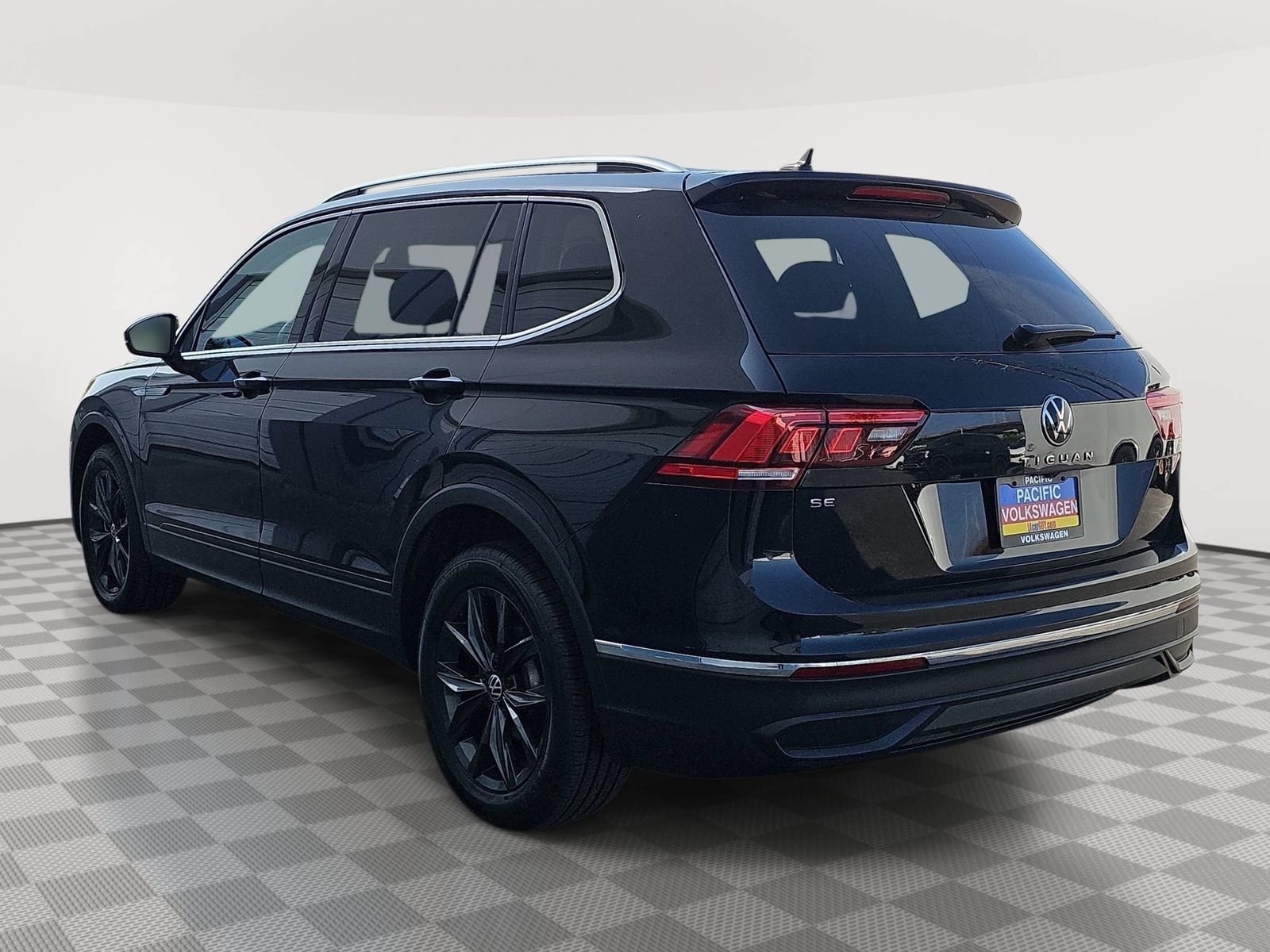 Certified 2024 Volkswagen Tiguan SE FWD image 7