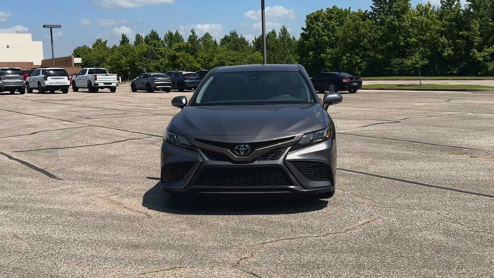 Used 2023 Toyota Camry SE FWD image 3