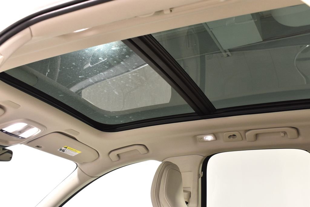 Used 2023 Volvo XC60 B5 Plus image 4