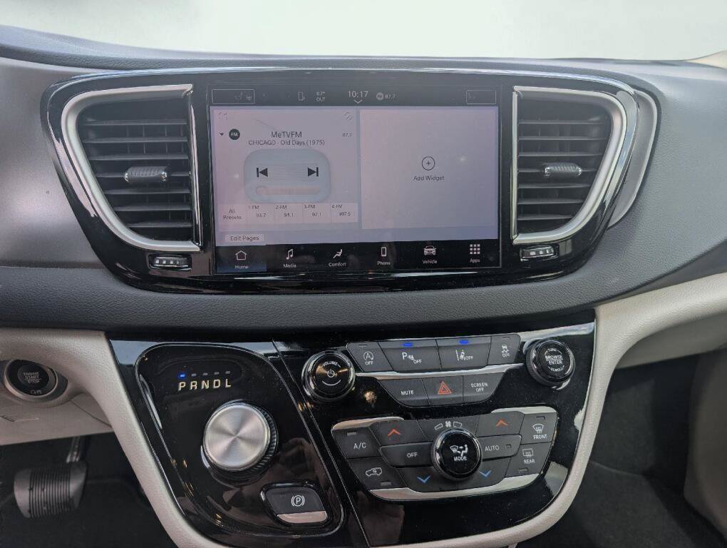 Used 2023 Chrysler Pacifica Touring-L FWD image 15