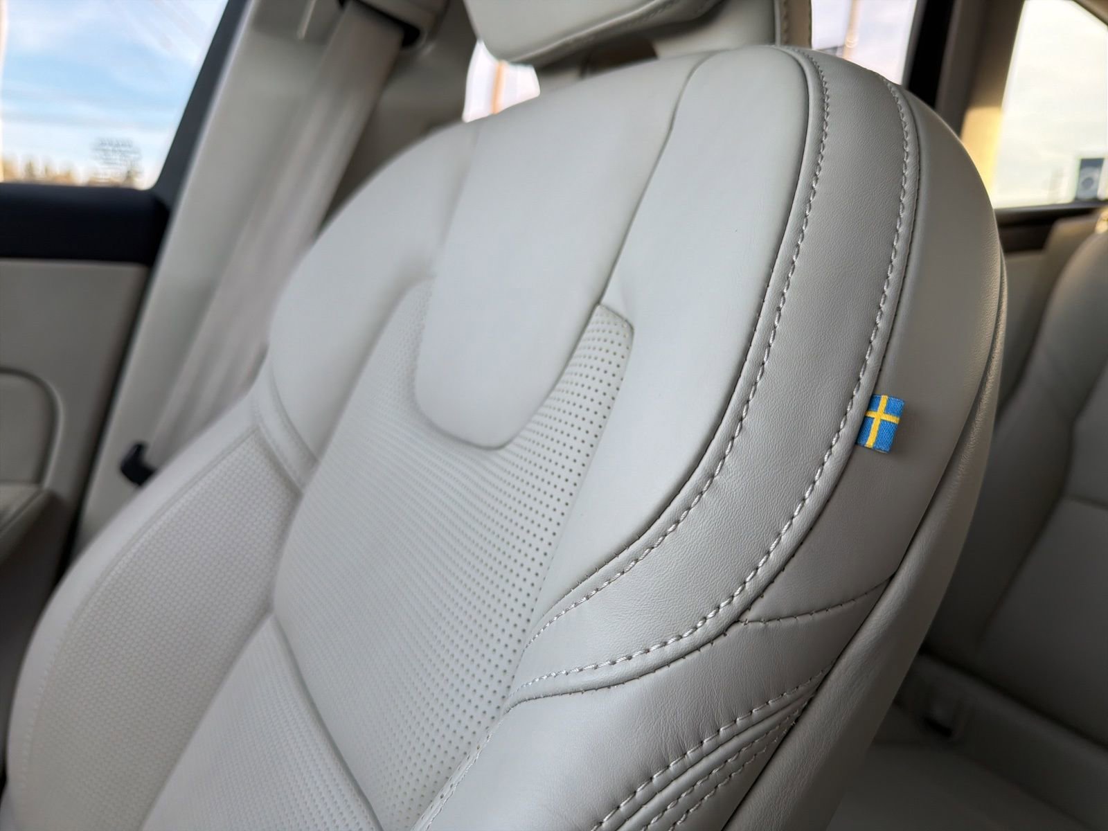 Used 2024 Volvo XC60 B5 Ultimate w/ Protection Package Premier image 33