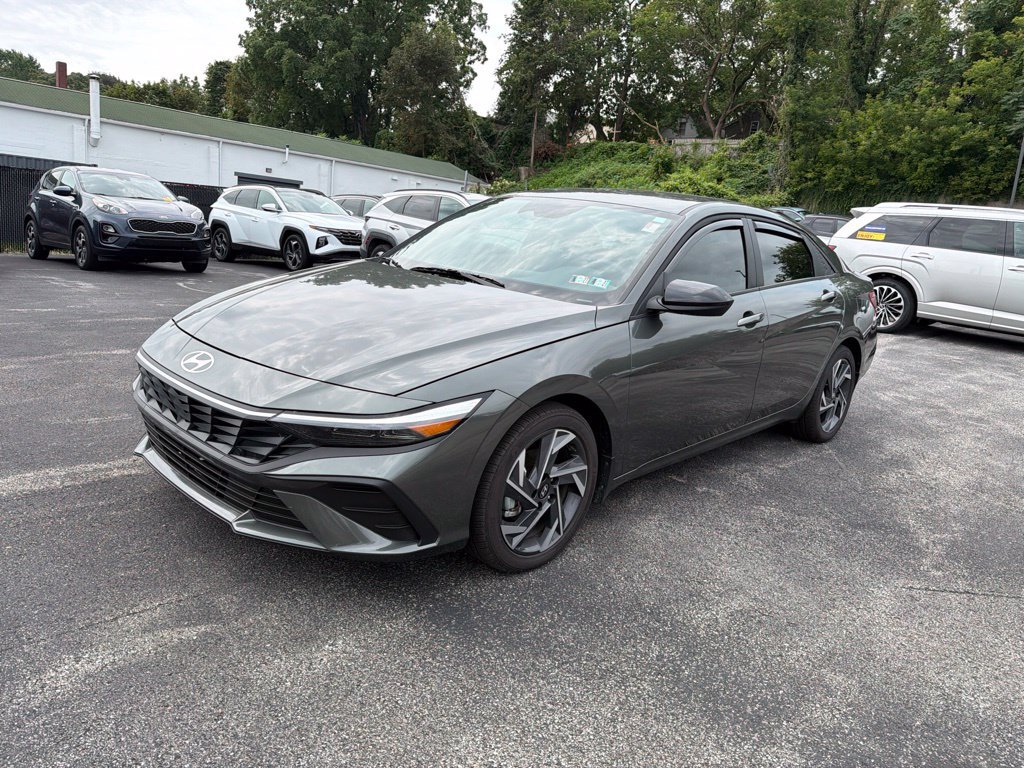 Used 2025 Hyundai Elantra Sport FWD image 3