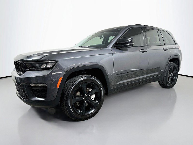 Used 2023 Jeep Grand Cherokee Limited w/ Luxury Tech Group II AWD/4WD image 3