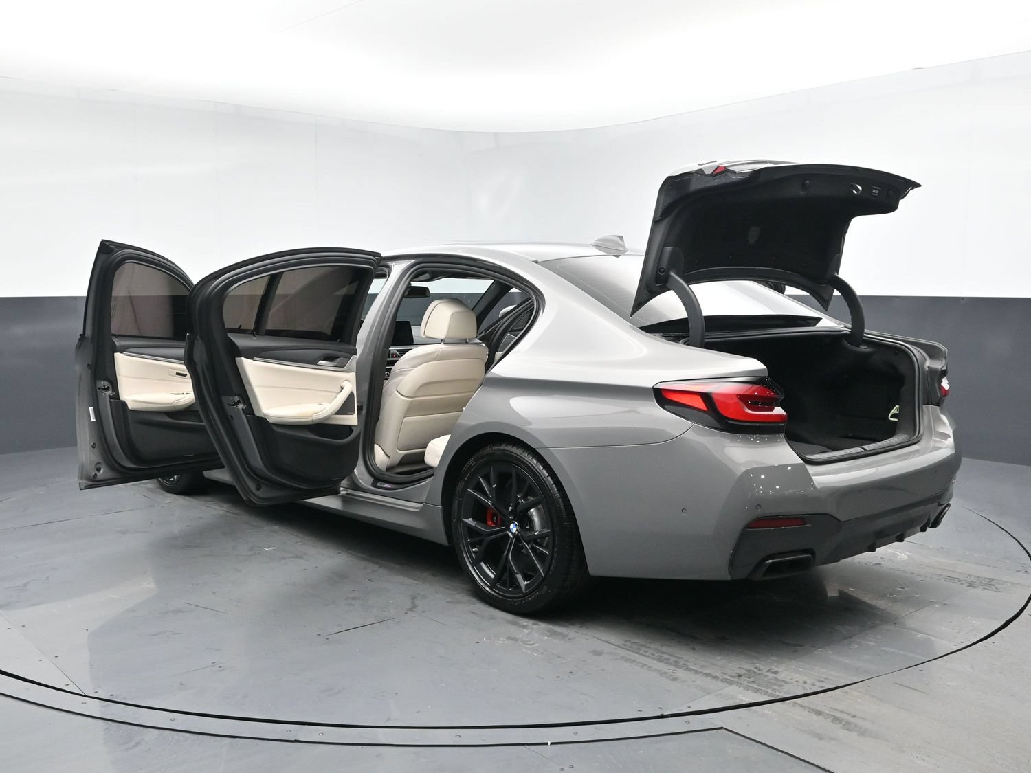 Used 2022 BMW M550i xDrive w/ Shadowloine Package AWD/4WD image 31