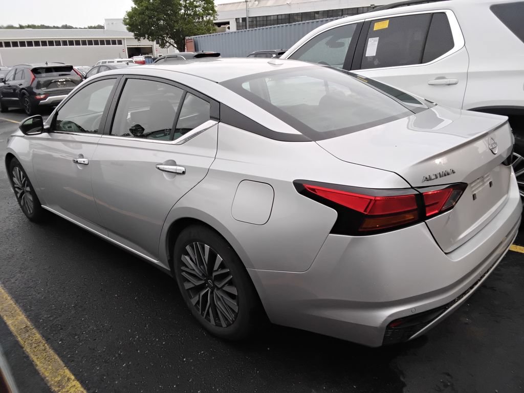 Used 2024 Nissan Altima 2.5 SV FWD image 11
