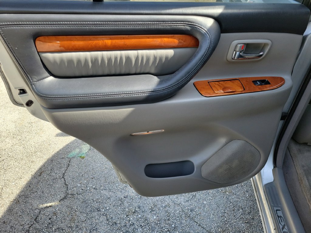 Used 2006 Lexus LX 470 4WD w/ Preferred Accessory Pkg image 18
