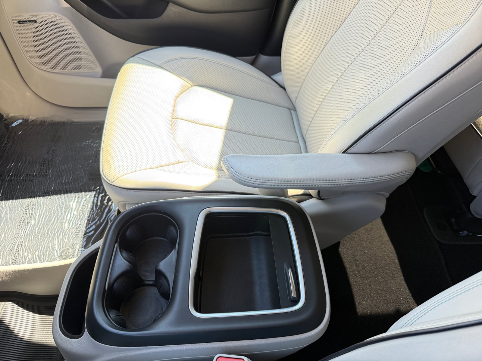 Used 2018 Chrysler Pacifica Limited w/ Advanced Safetytec Group FWD image 14