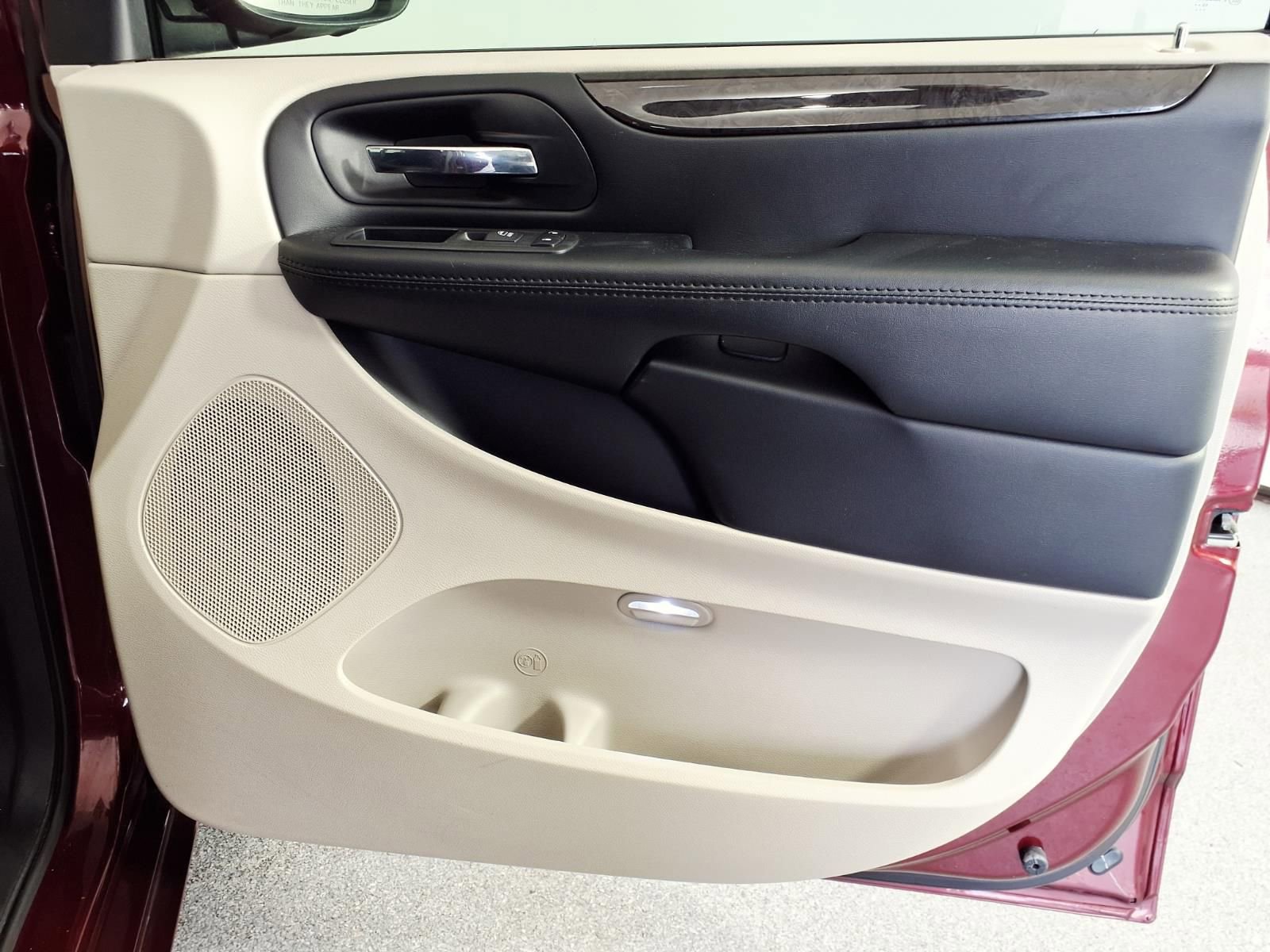 Used 2020 Dodge Grand Caravan SE image 8