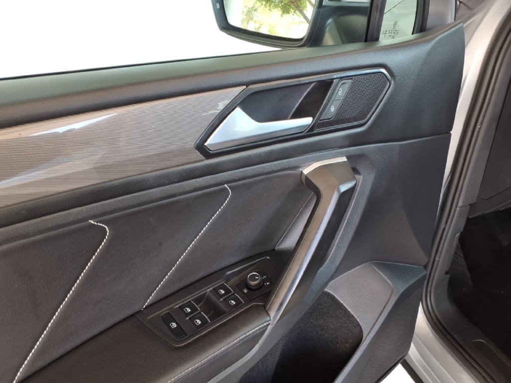 Used 2023 Volkswagen Tiguan SE w/ Panoramic Sunroof Package FWD image 21
