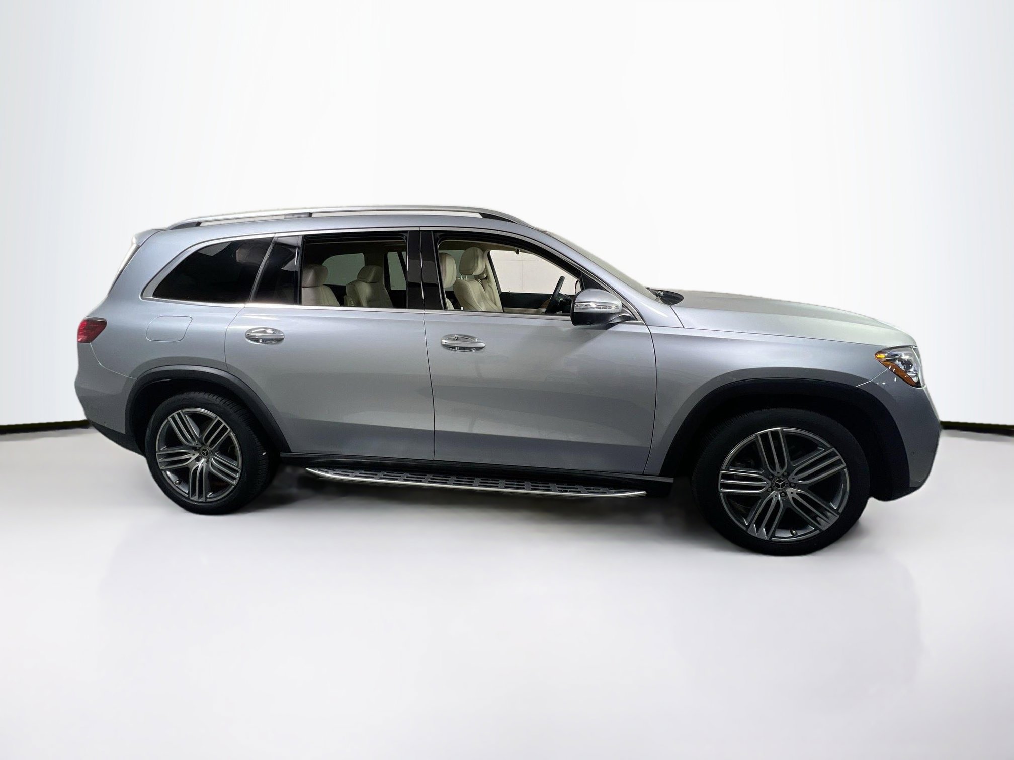 Used 2024 Mercedes-Benz GLS 450 4MATIC image 4