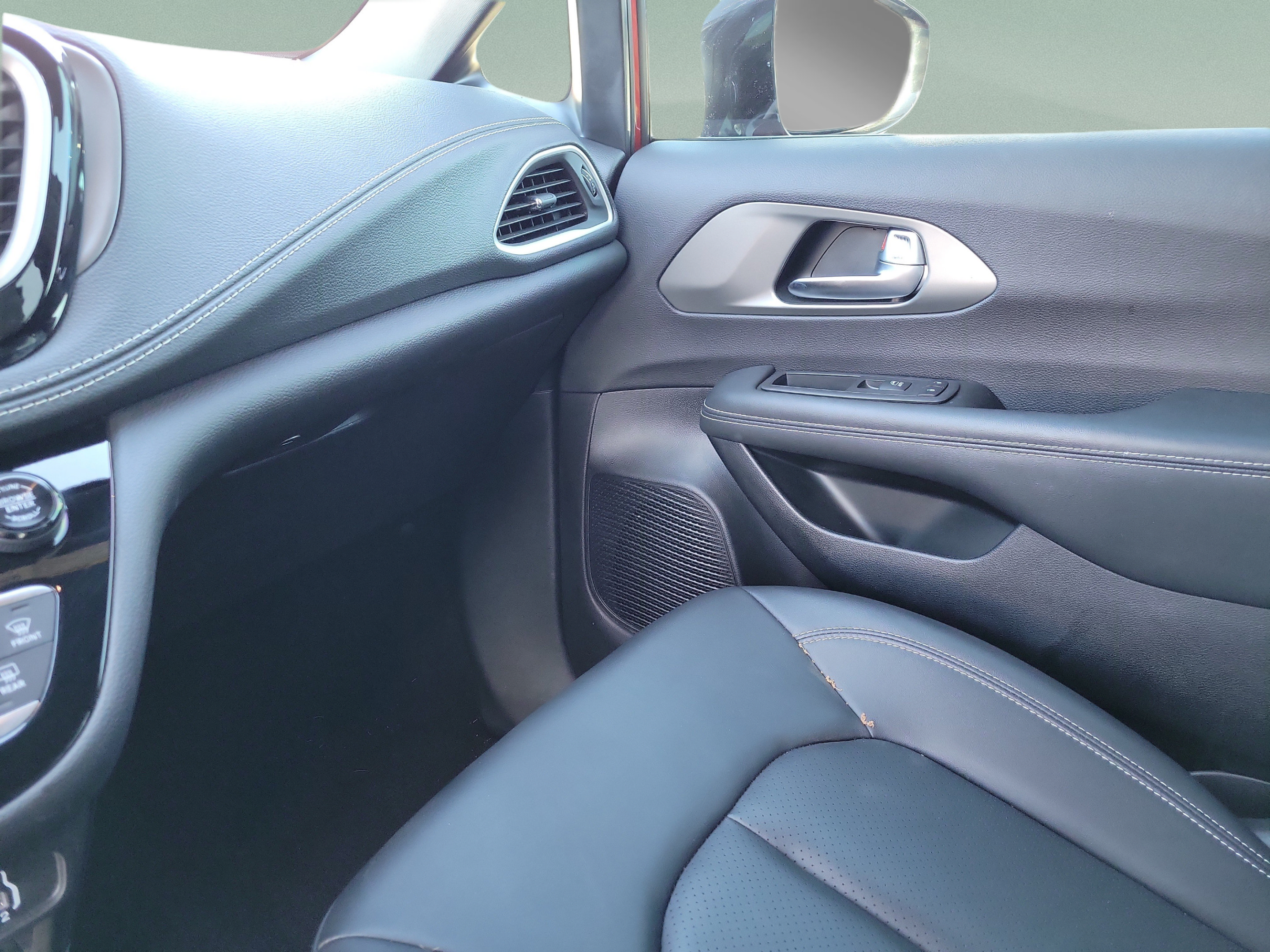 Used 2025 Chrysler Pacifica Select AWD/4WD image 21