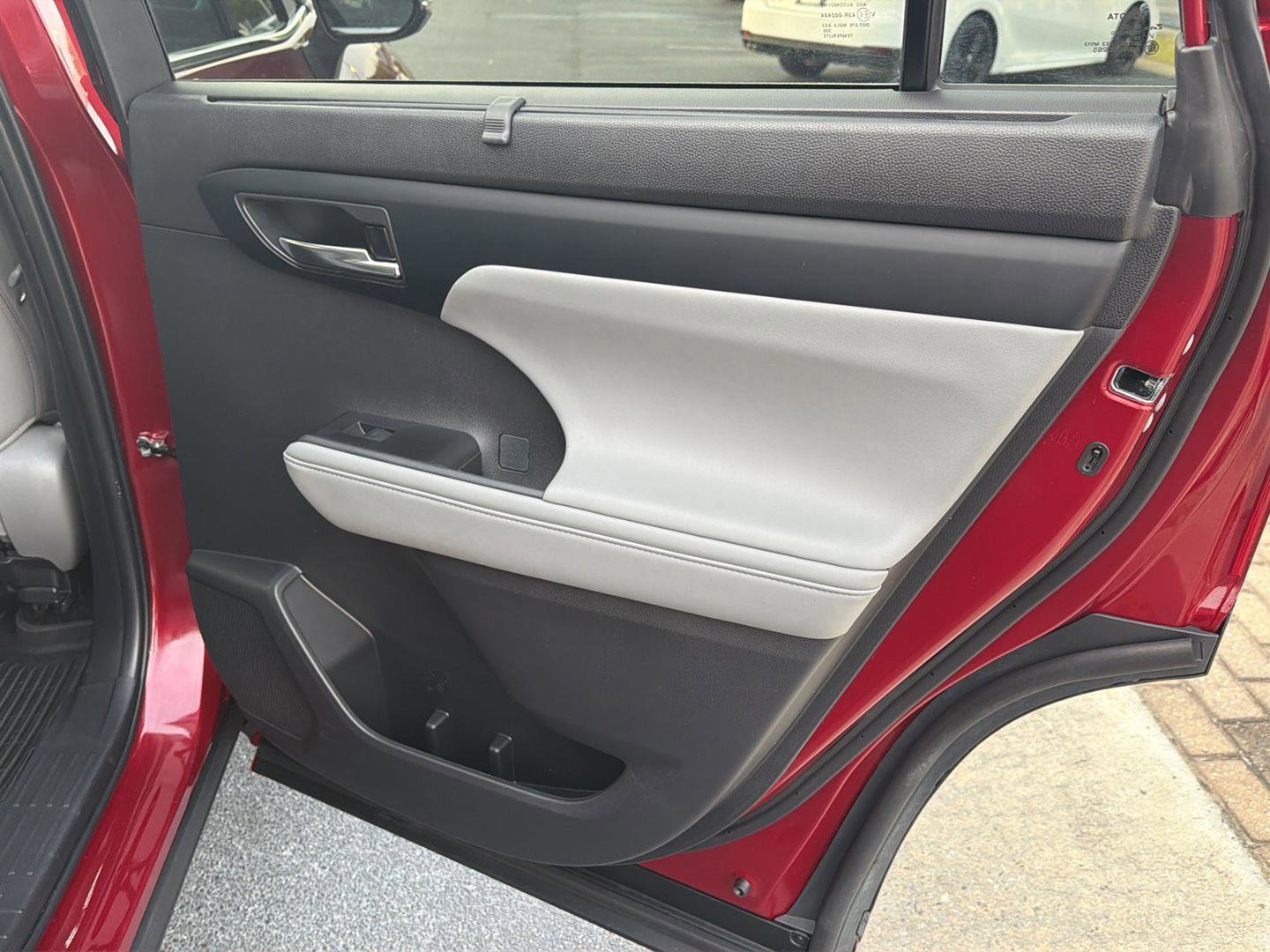 Certified 2024 Toyota Highlander XLE AWD/4WD image 16