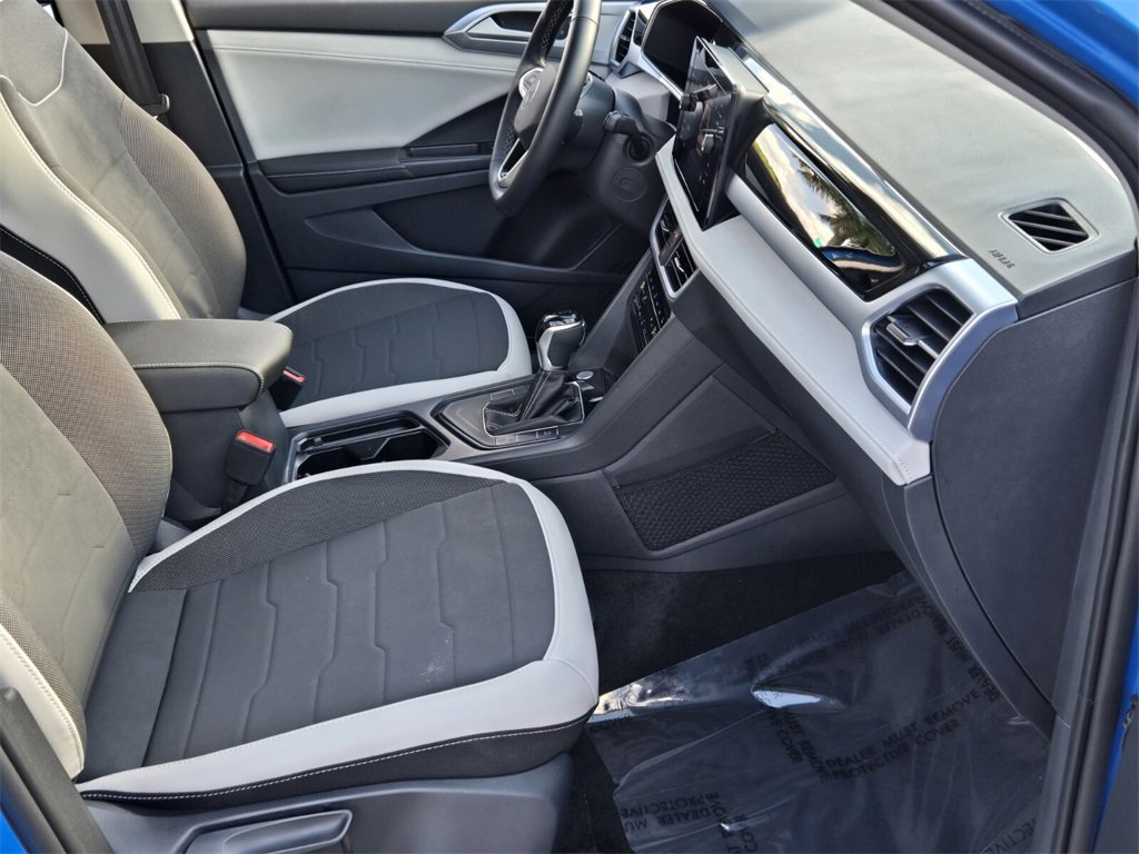Certified 2025 Volkswagen Taos SE w/ Panoramic Sunroof Package image 19
