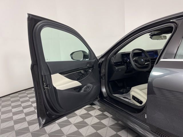 Used 2024 BMW 530i w/ Premium Package image 16