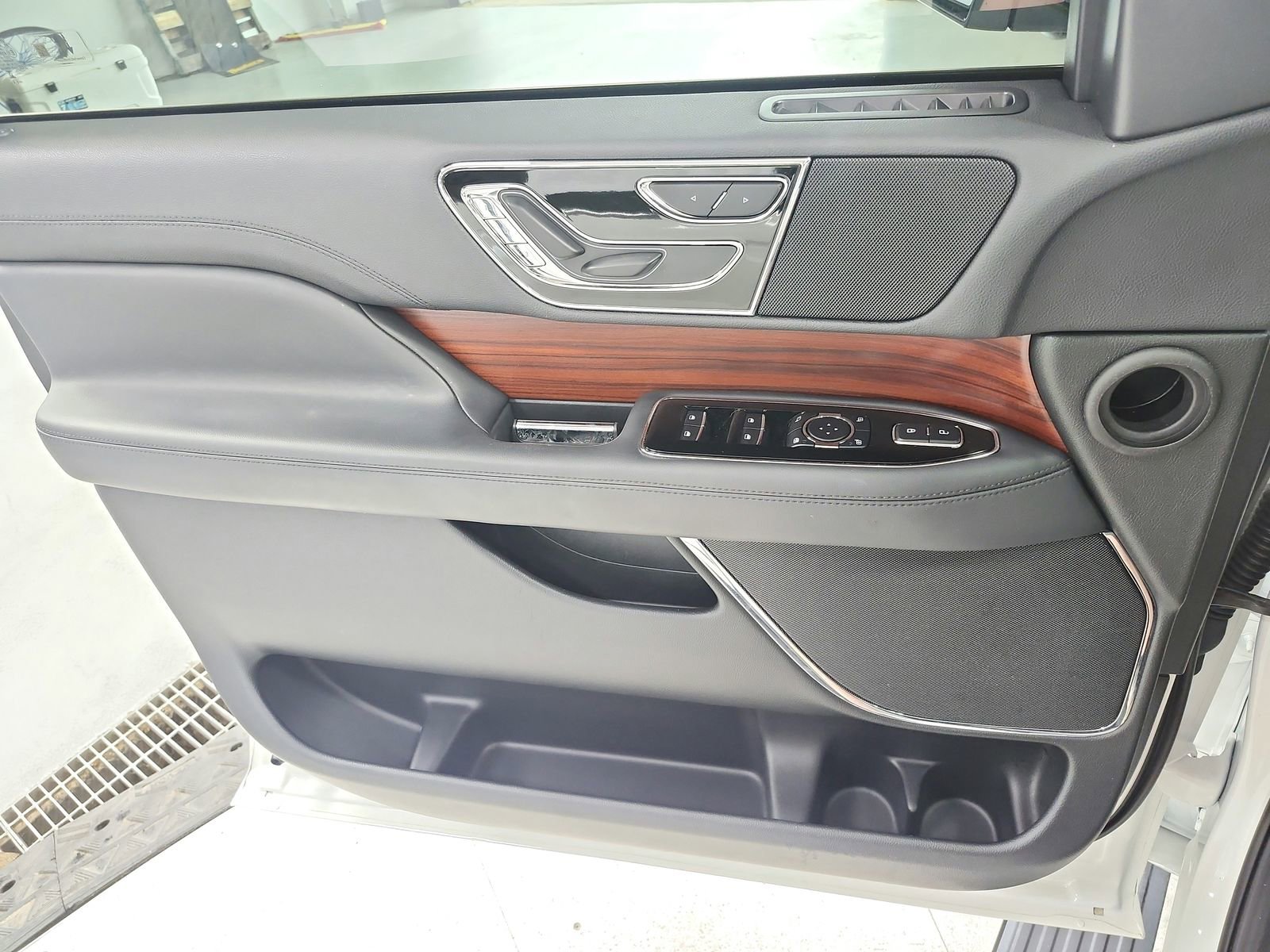 Used 2024 Lincoln Navigator Premiere AWD/4WD image 32