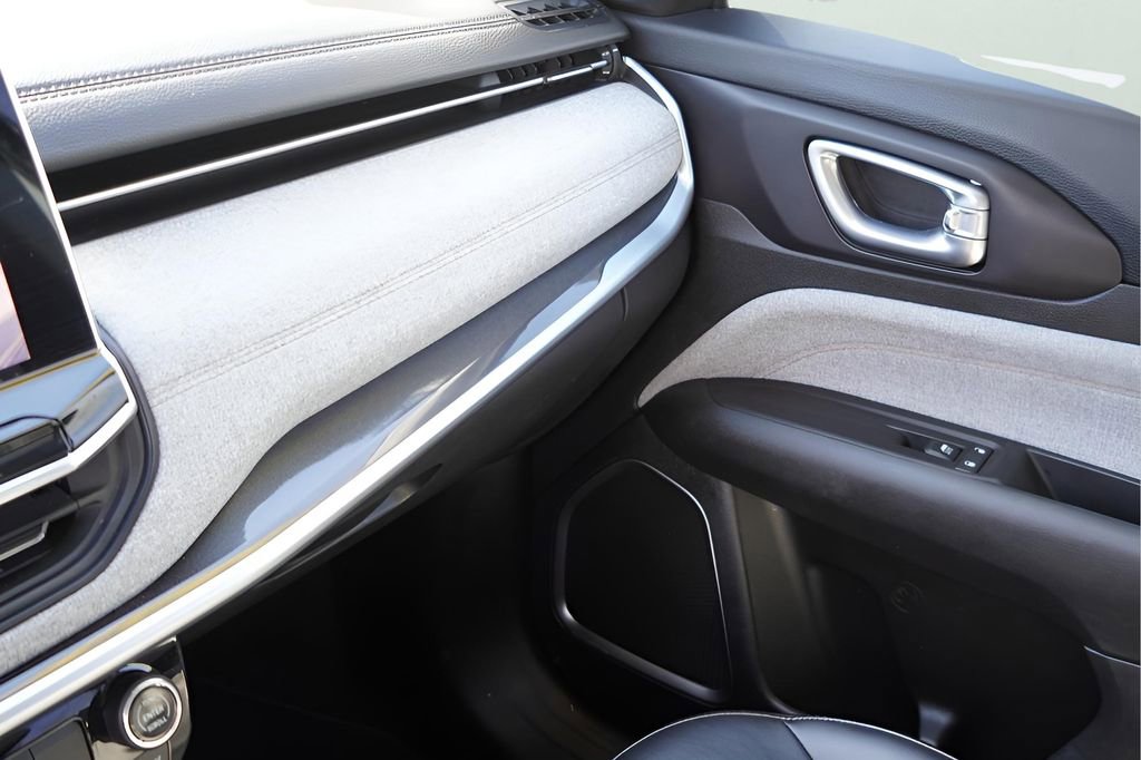 Used 2022 Jeep Compass Latitude image 27