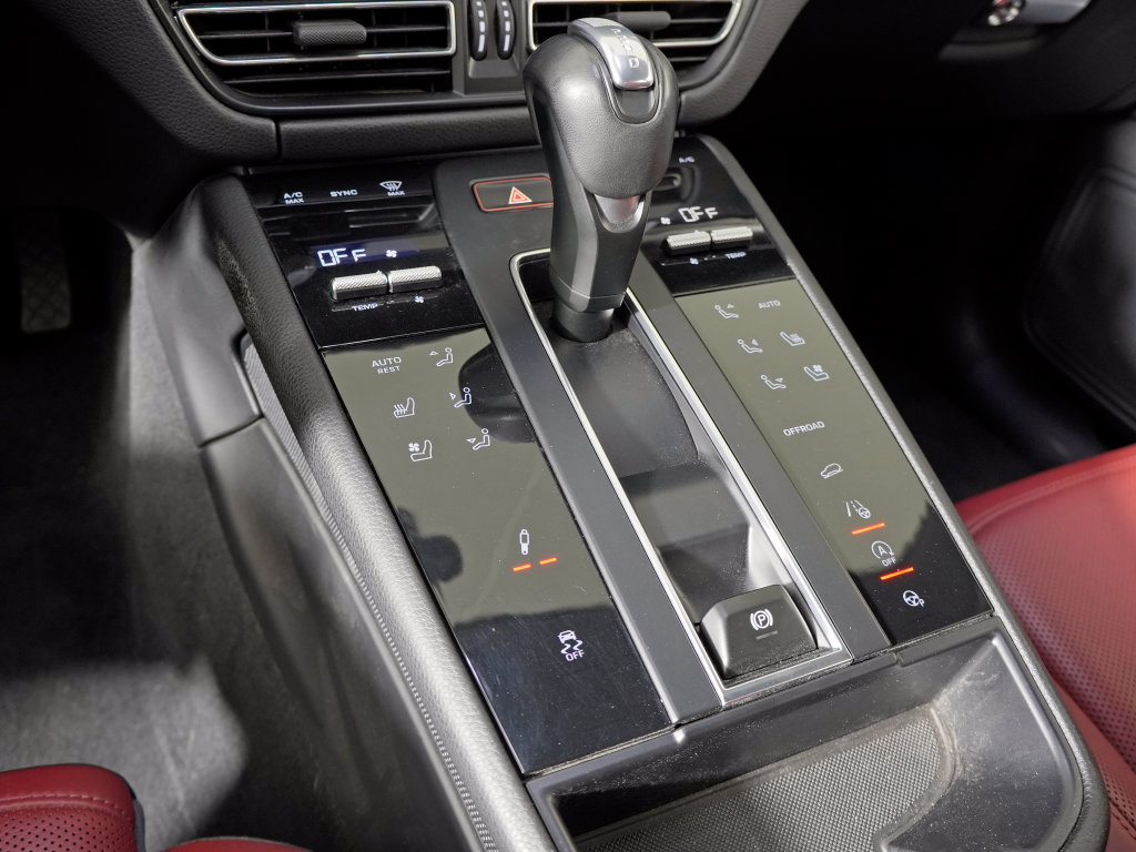 Certified 2023 Porsche Macan Turbo AWD/4WD image 30