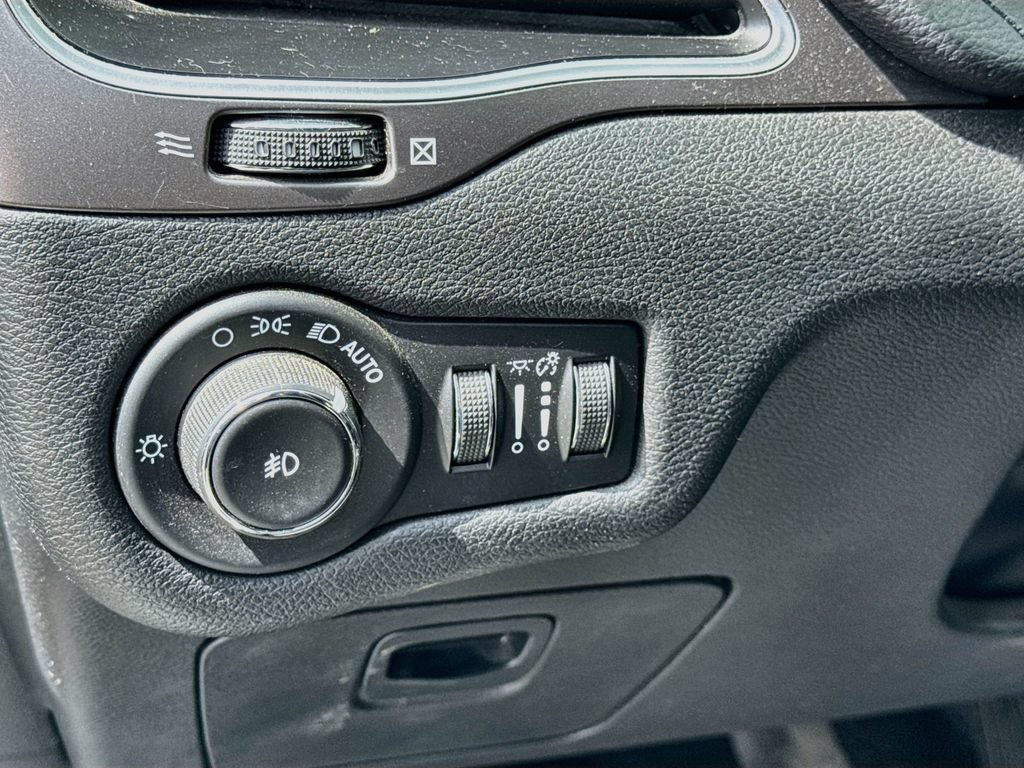 Used 2019 Jeep Cherokee Latitude Plus w/ Cold Weather Group AWD/4WD image 10