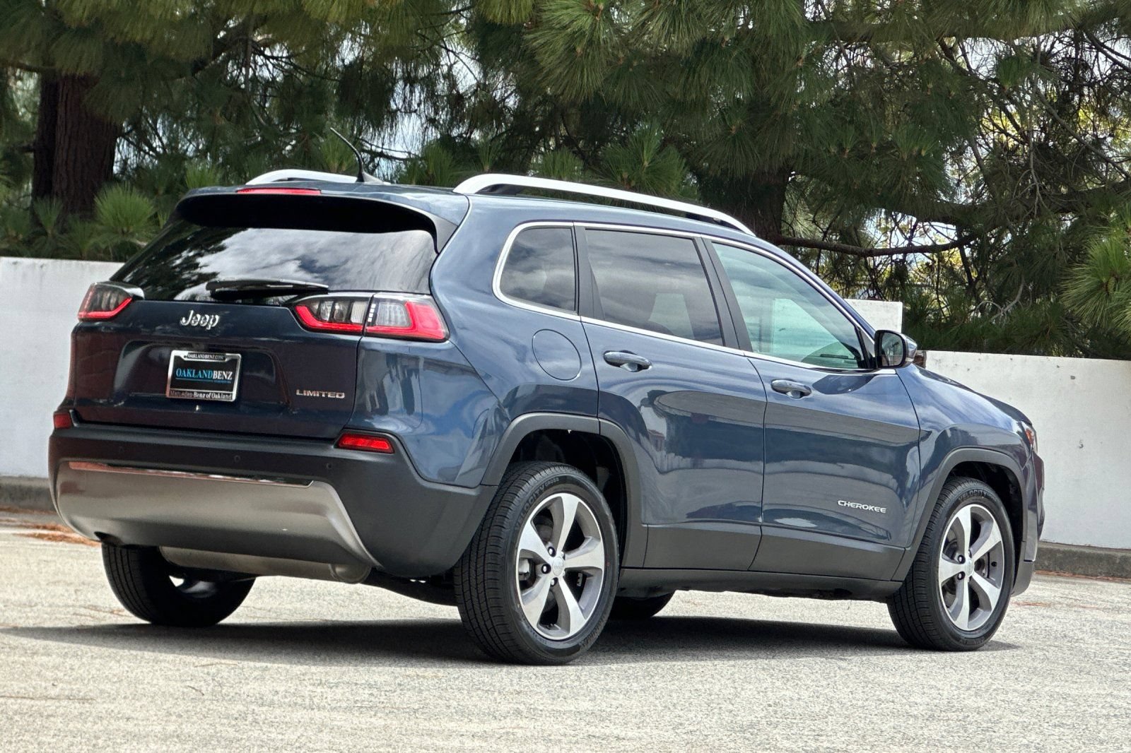 Used 2020 Jeep Cherokee Limited w/ Advanced Safety Group FWD image 4