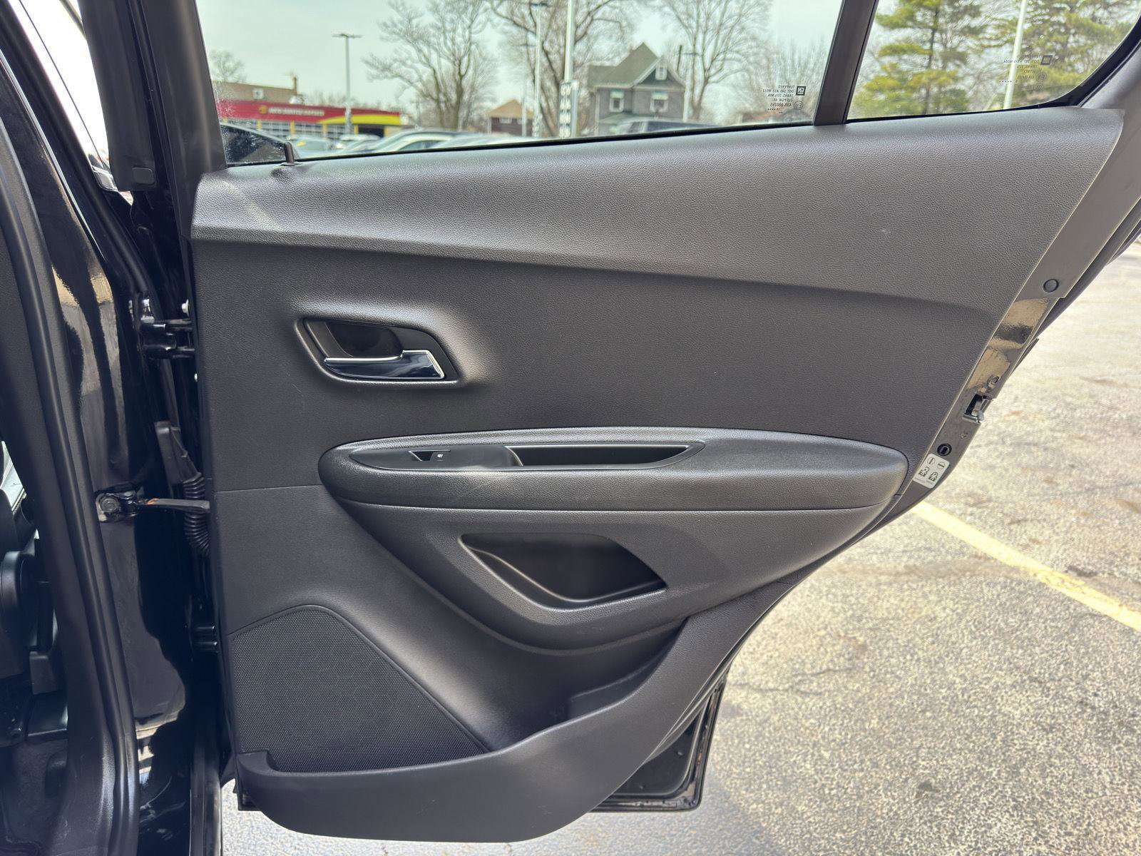 Used 2019 Chevrolet Trax LT w/ LT Convenience Package AWD/4WD image 32