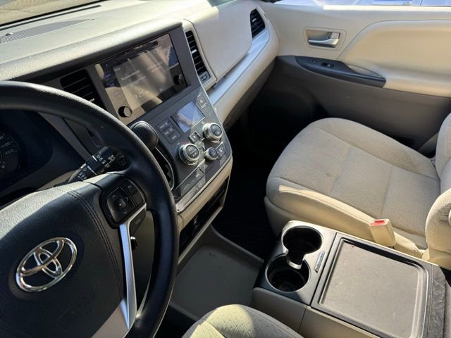 Used 2016 Toyota Sienna LE FWD image 2