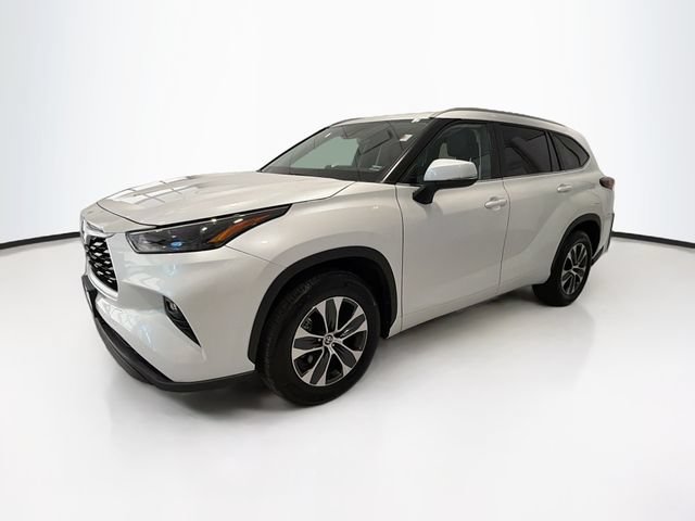Certified 2025 Toyota Highlander XLE FWD image 3
