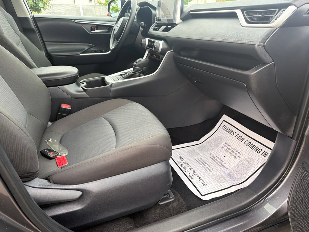 Used 2025 Toyota RAV4 XLE AWD/4WD image 11