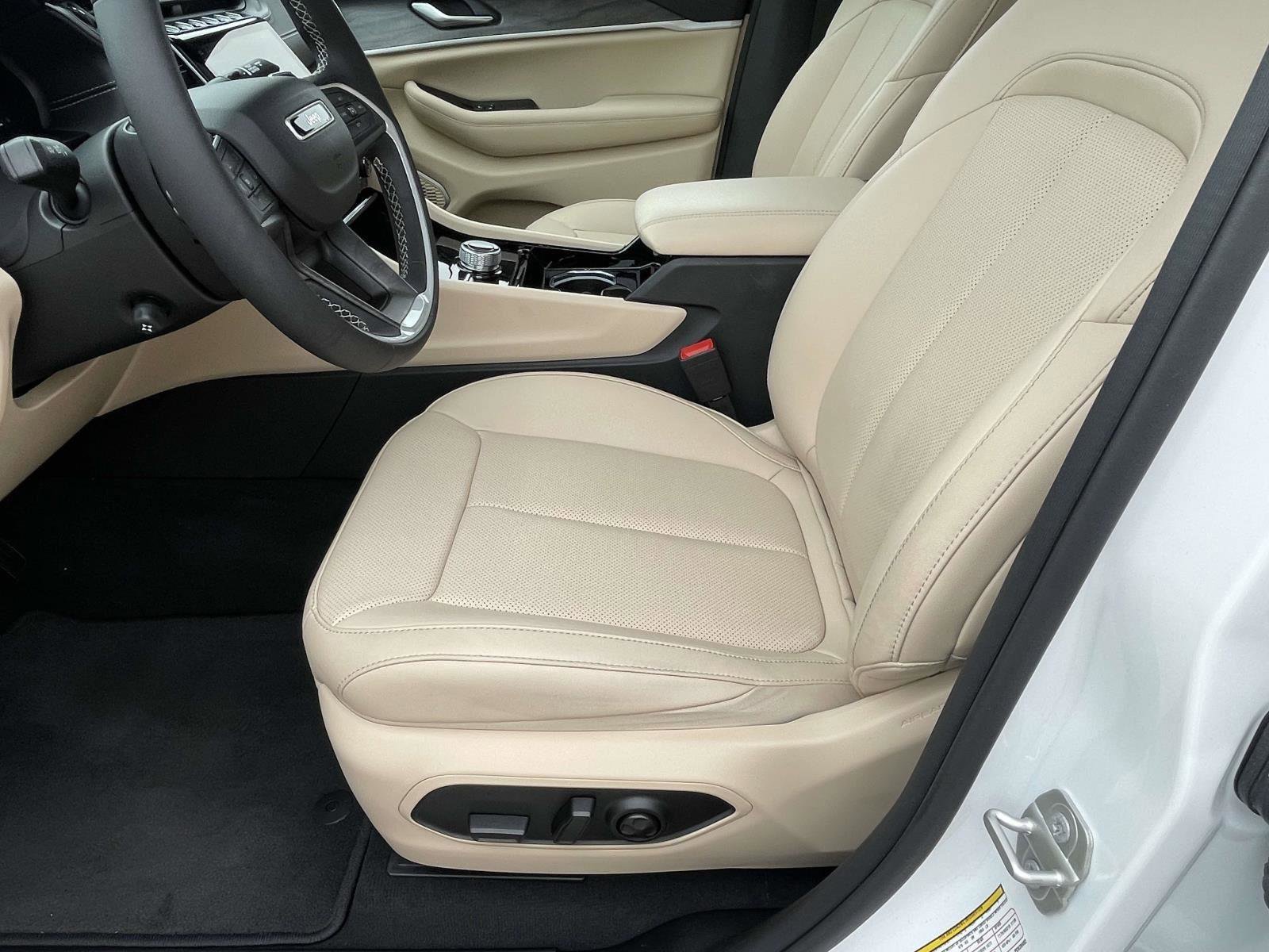 Used 2023 Jeep Grand Cherokee Limited w/ Luxury Tech Group II AWD/4WD image 12