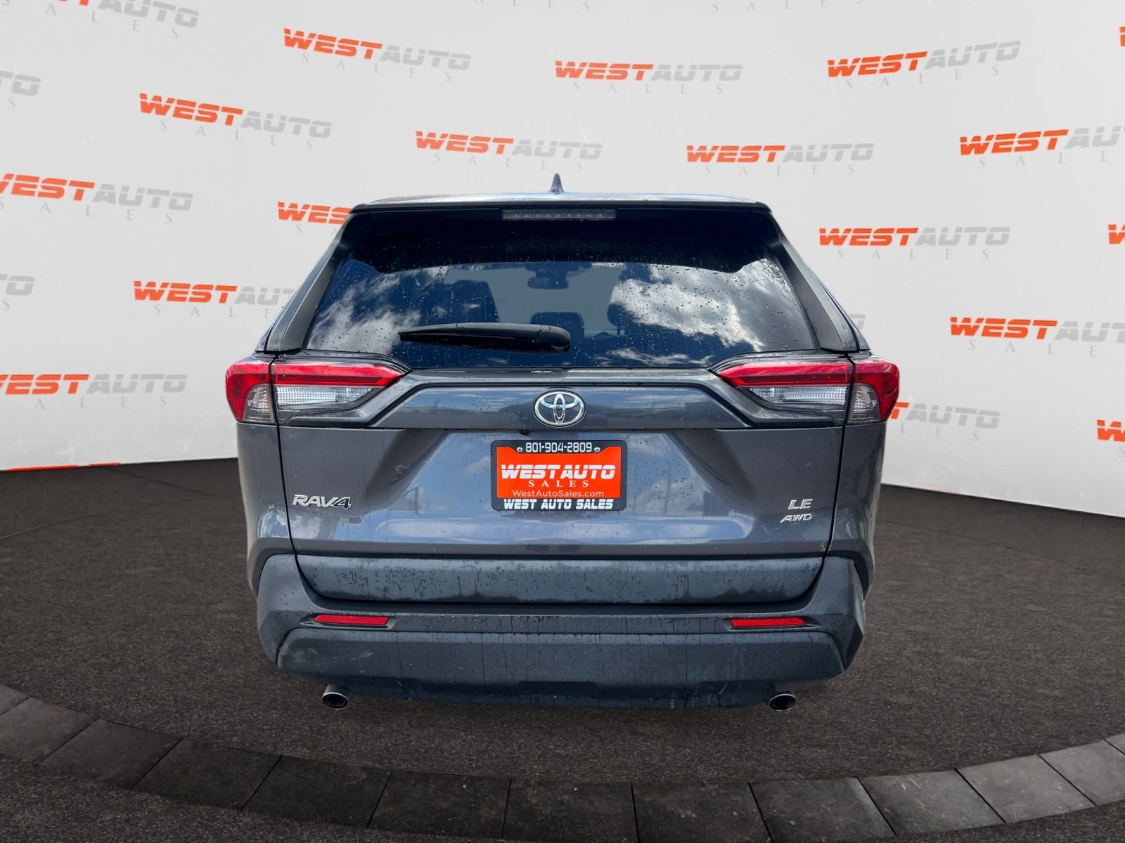 Used 2022 Toyota RAV4 LE AWD/4WD image 4