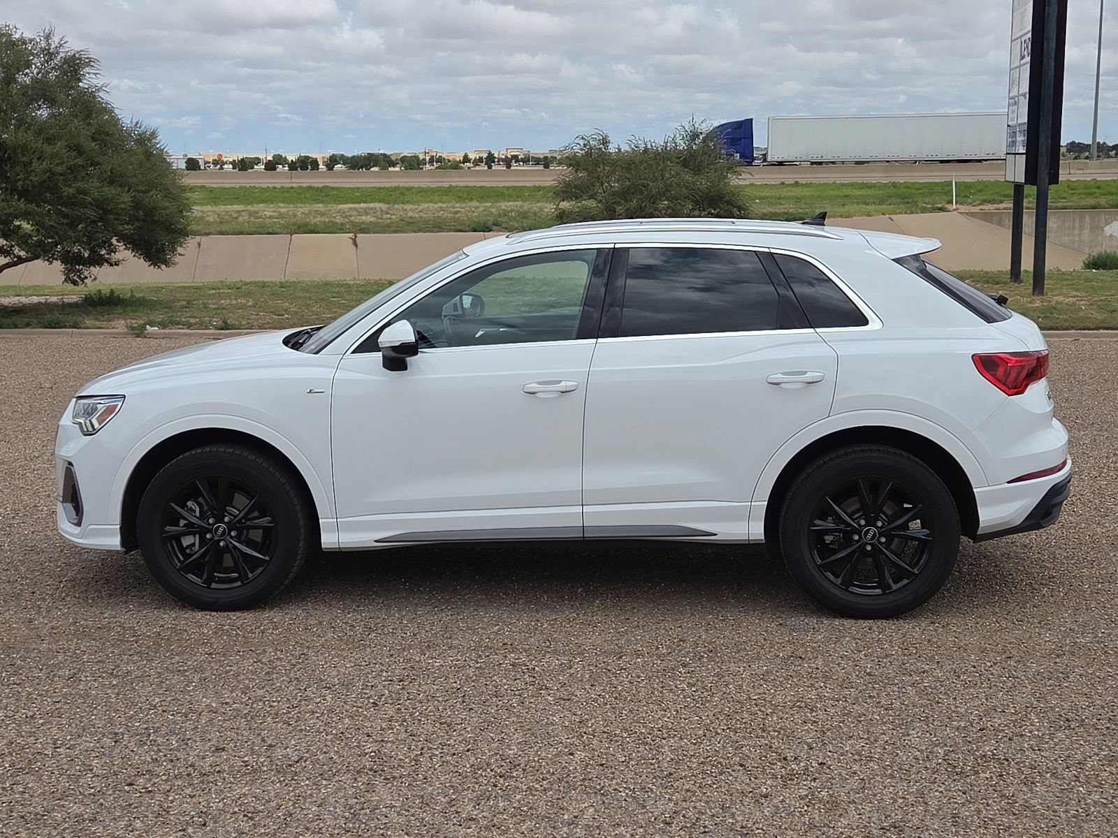 Used 2025 Audi Q3 2.0T Premium AWD/4WD image 2