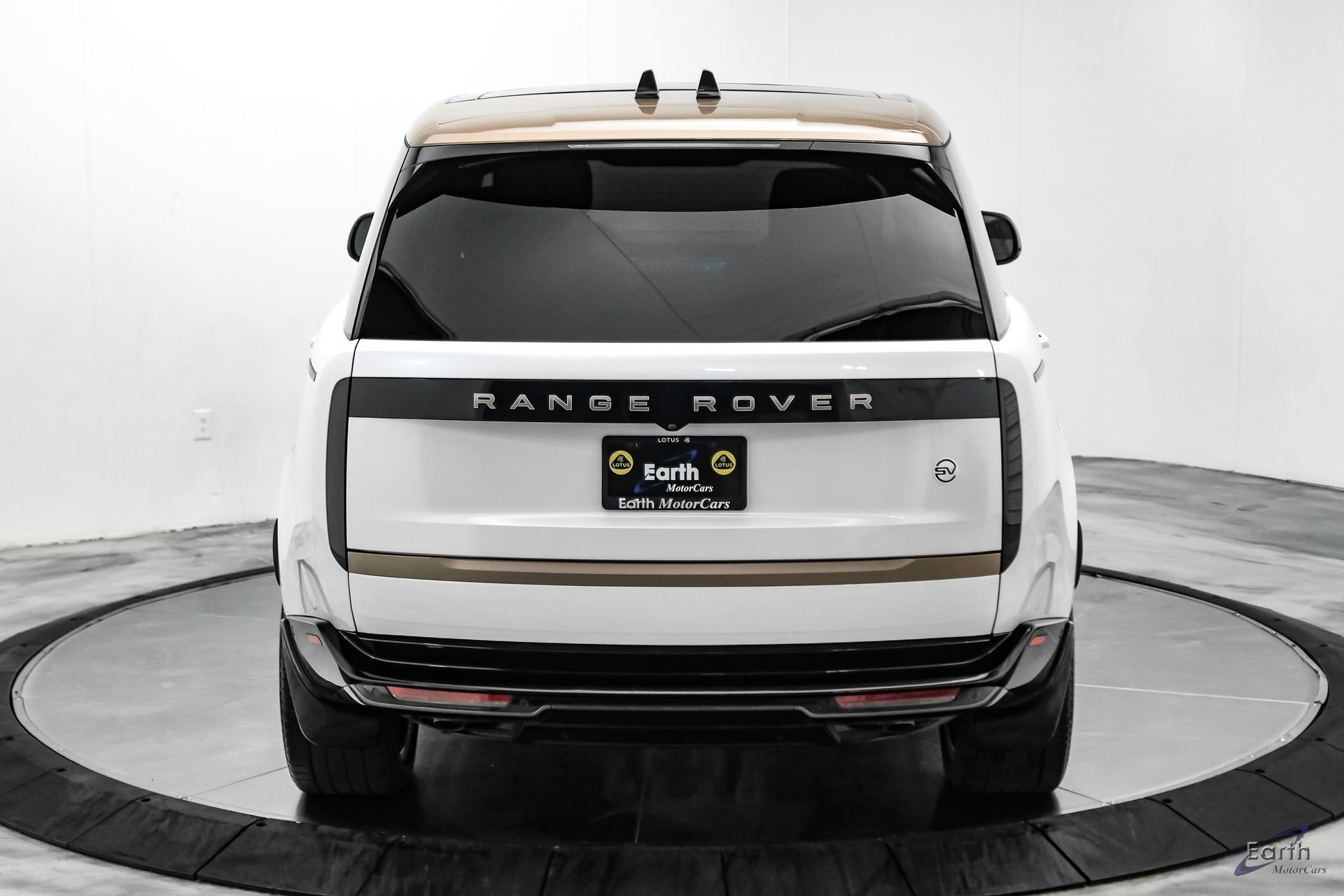 Used 2024 Land Rover Range Rover SV AWD/4WD image 13