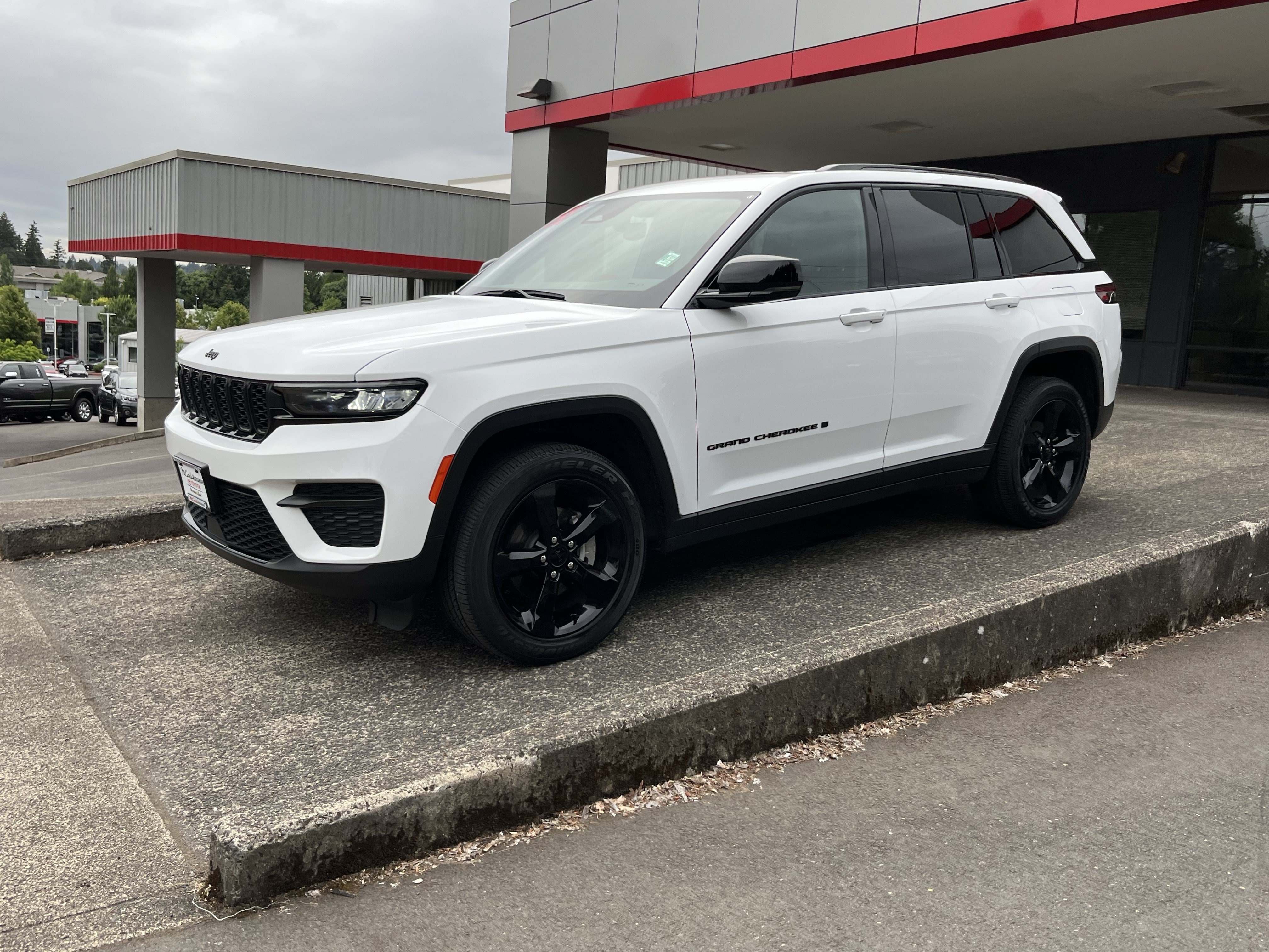Used 2023 Jeep Grand Cherokee Altitude AWD/4WD image 4