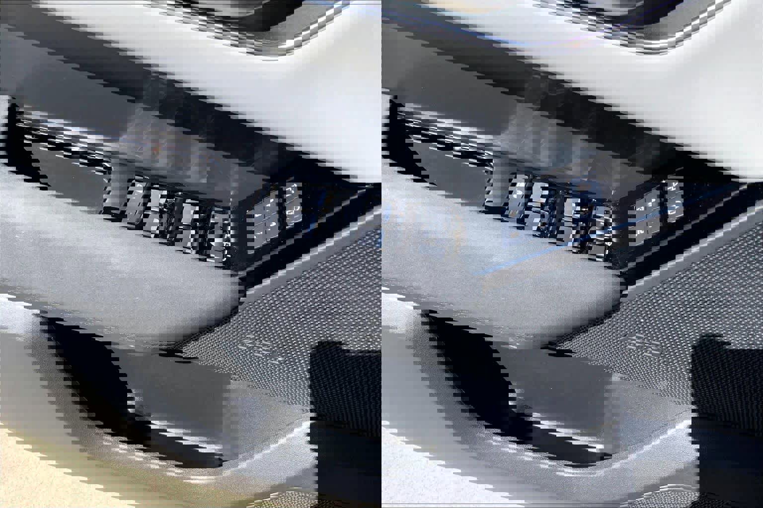 Used 2025 Land Rover Range Rover Velar Dynamic SE image 32