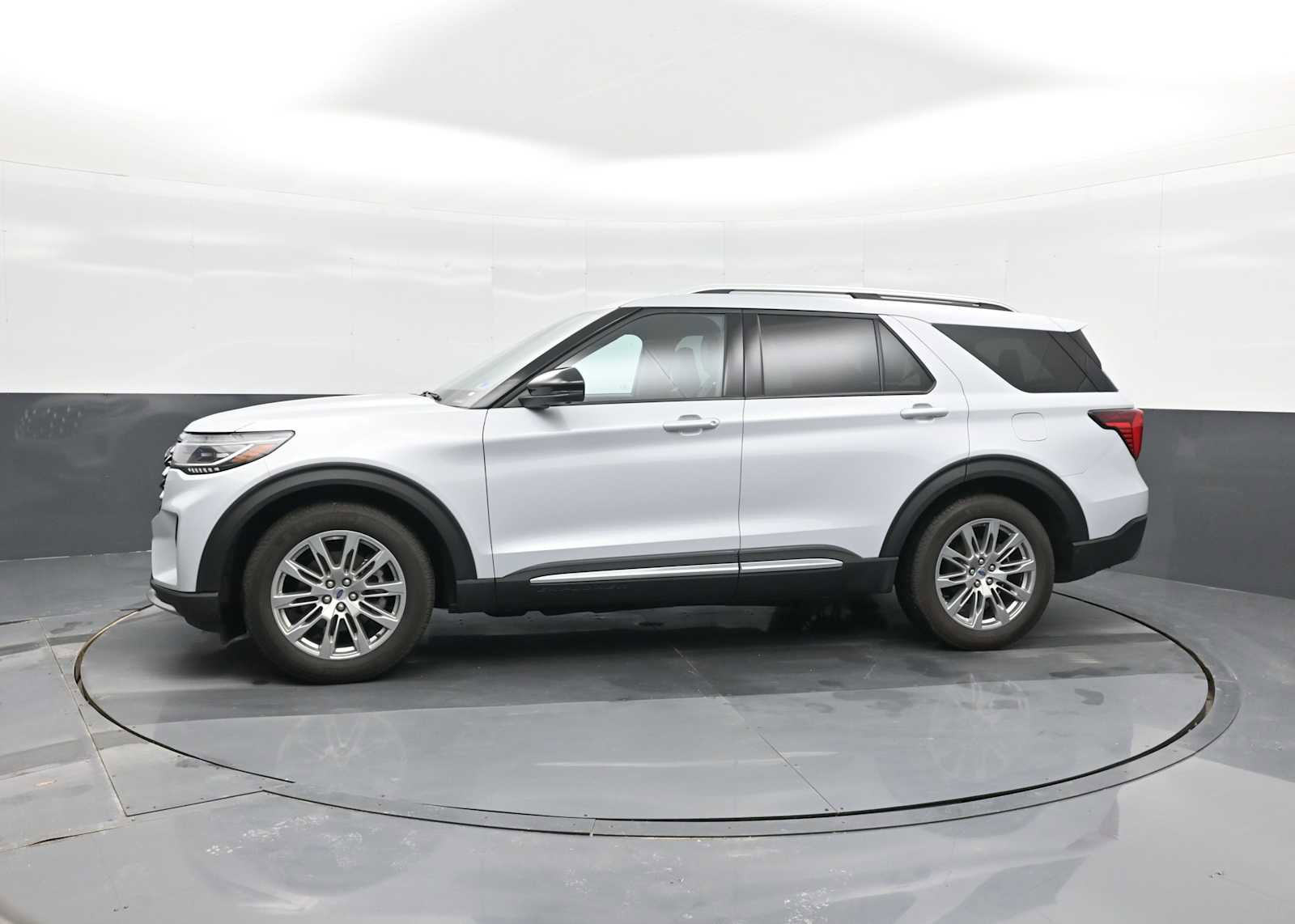 Used 2025 Ford Explorer Platinum image 5