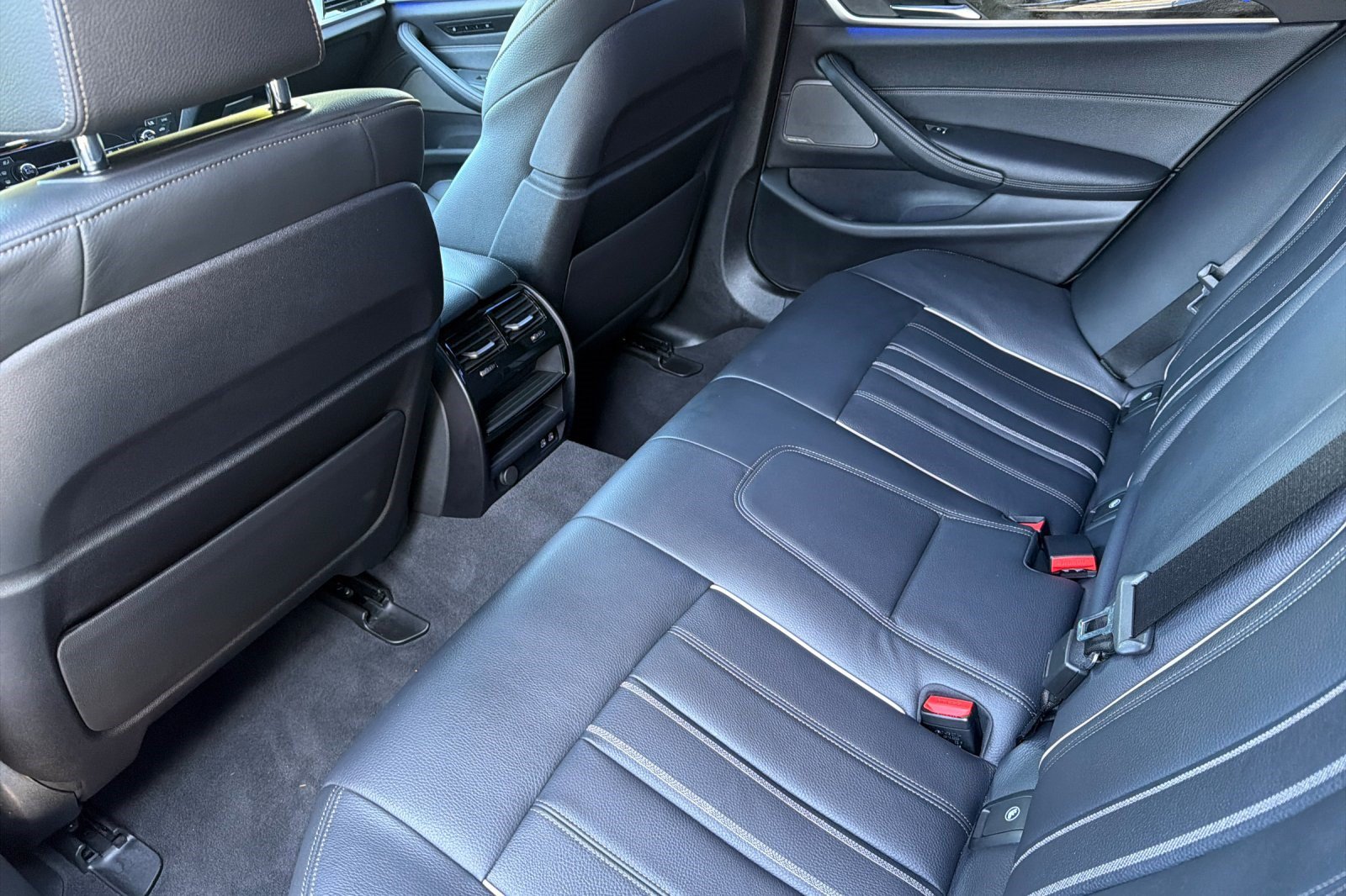 Used 2023 BMW M550i xDrive w/ Executive Package AWD/4WD image 15