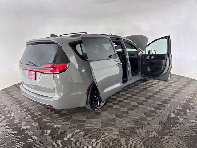 Used 2021 Chrysler Pacifica Touring w/ S Appearance Package FWD image 14