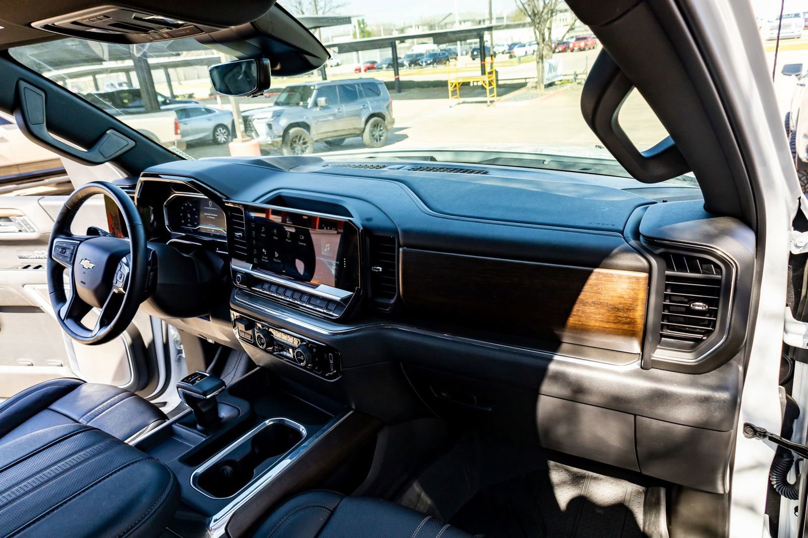 Used 2024 Chevrolet Silverado 1500 High Country w/ Technology Package AWD/4WD image 17